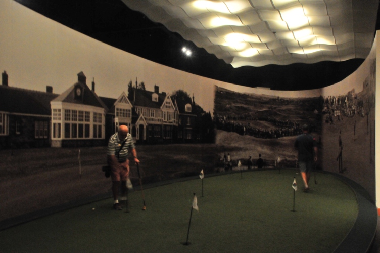 Putting green inside