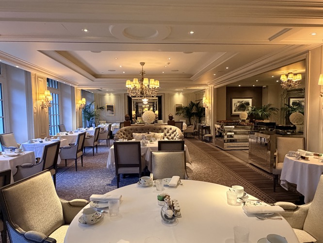 Breakfast area Shangri La Paris