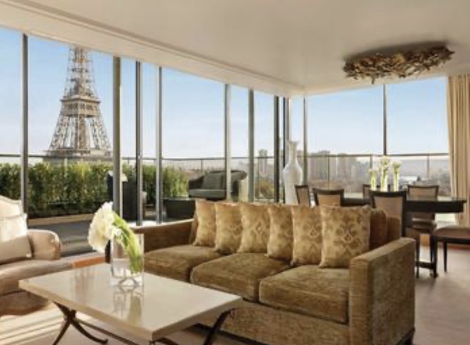 Suite with a view Shangri La Paris