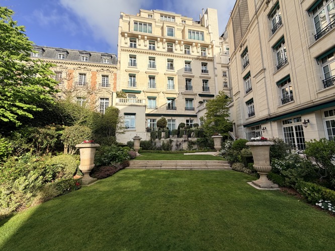 Shangri La Paris garden area